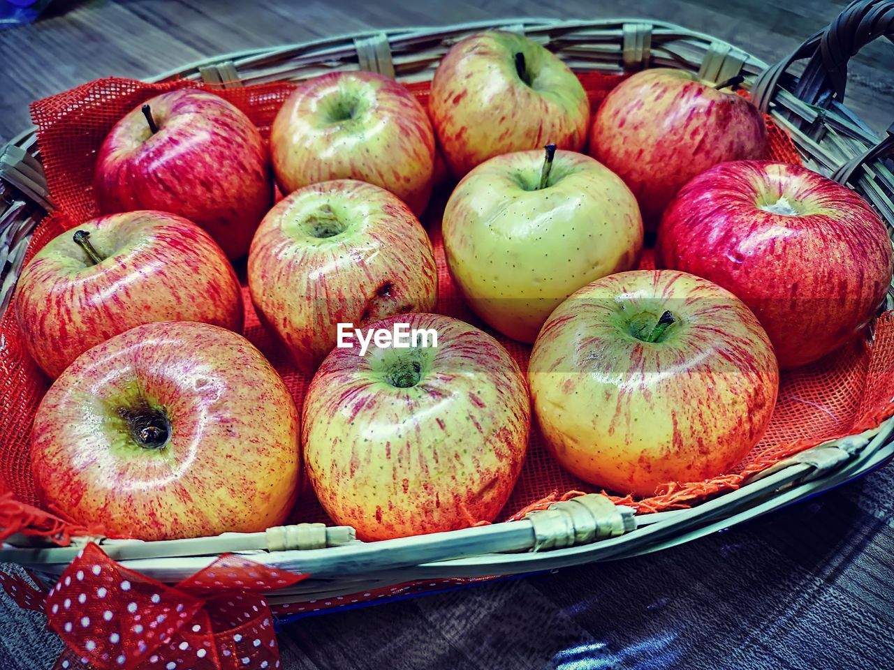 HIGH ANGLE VIEW OF APPLES FOR SALE IN BASKET