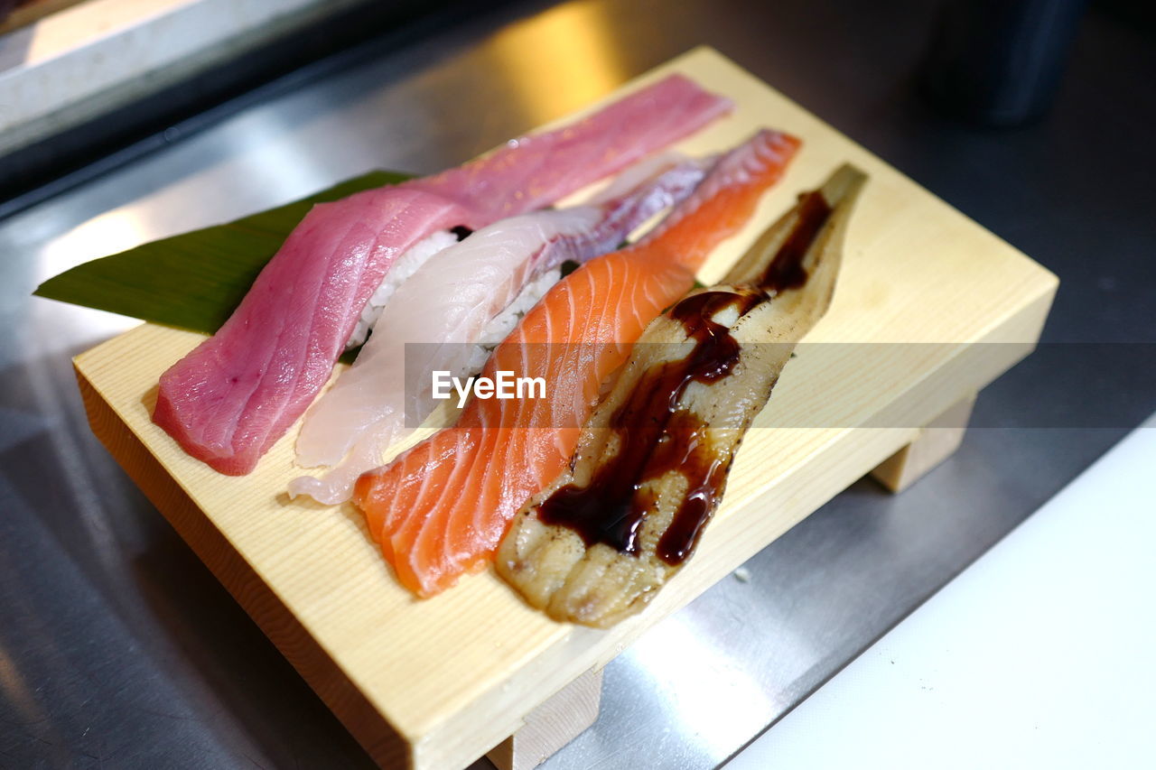 CLOSE-UP OF SUSHI ON PLATE