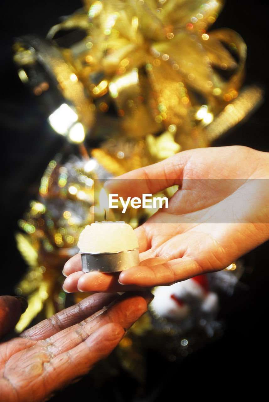 CLOSE-UP OF HAND HOLDING ICE CREAM CONE