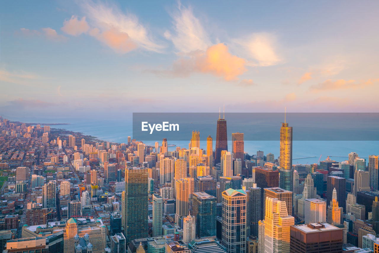 AERIAL VIEW OF BUILDINGS IN CITY