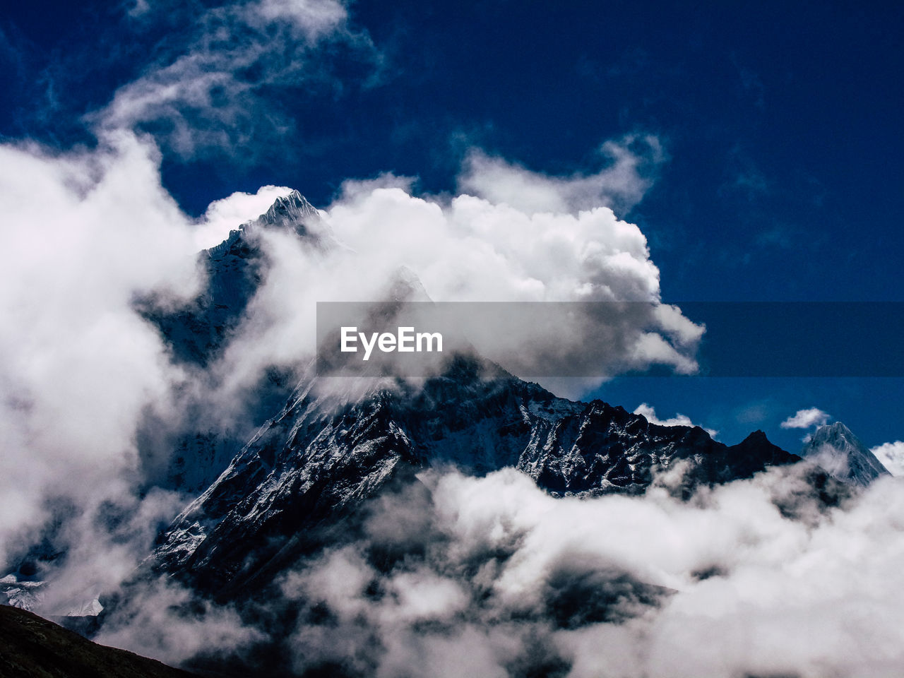 LOW ANGLE VIEW OF MAJESTIC MOUNTAINS AGAINST SKY