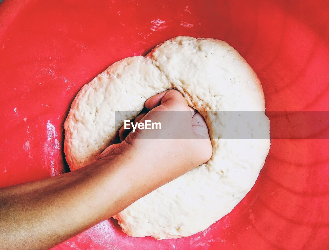 HIGH ANGLE VIEW OF PERSON PREPARING BREAD IN PLATE