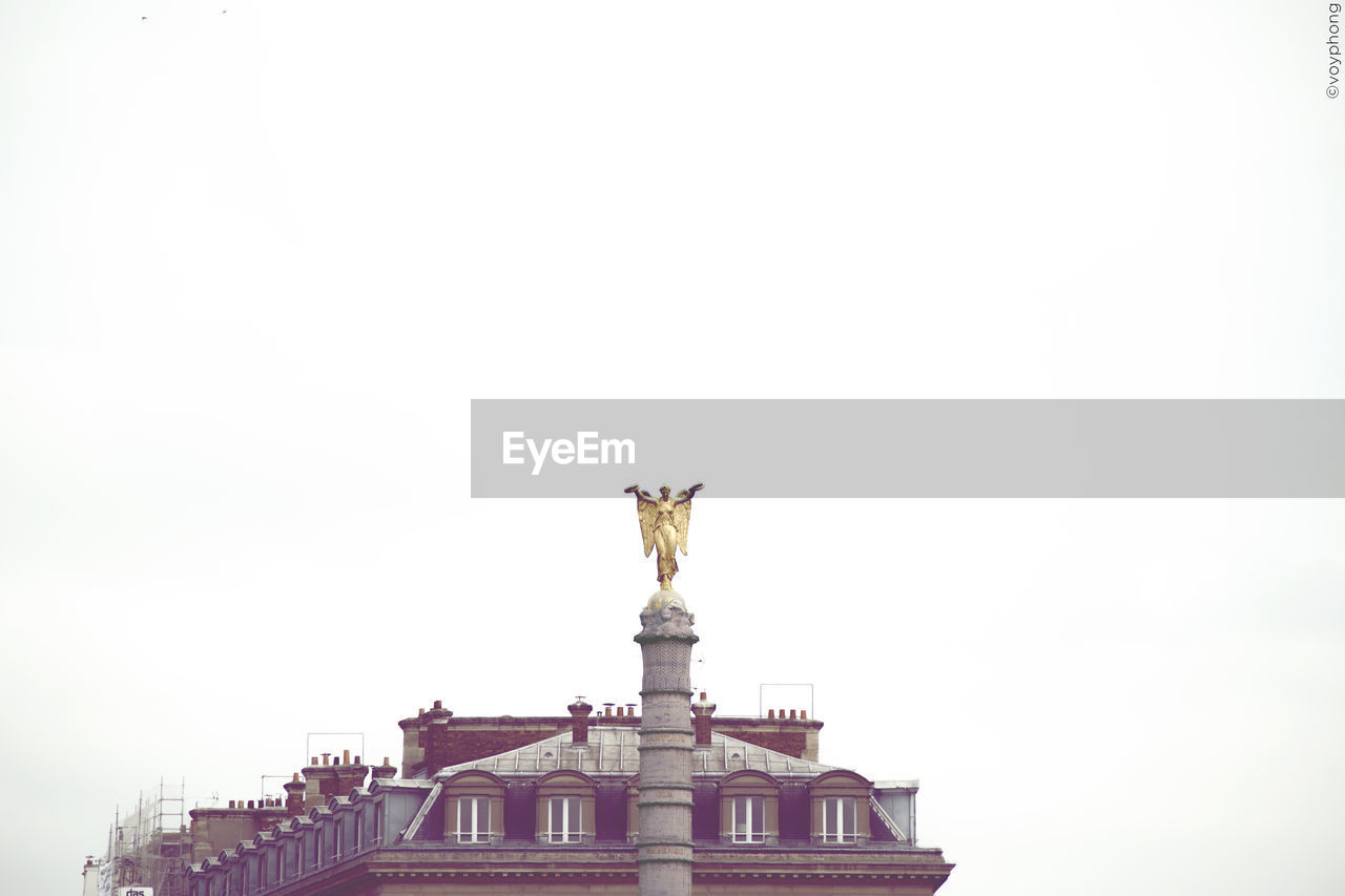 LOW ANGLE VIEW OF MONUMENT AGAINST CLEAR SKY