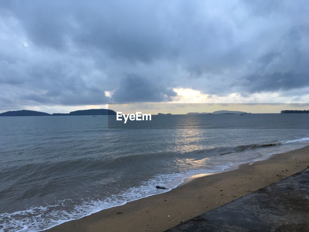 SCENIC VIEW OF SEA SHORE AGAINST SKY