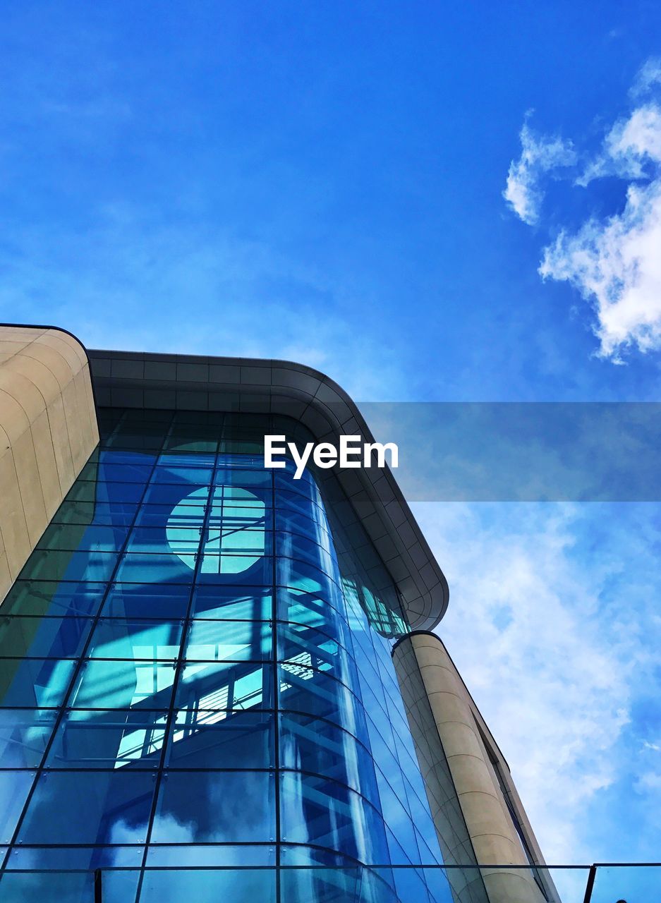 LOW ANGLE VIEW OF OFFICE BUILDING AGAINST SKY