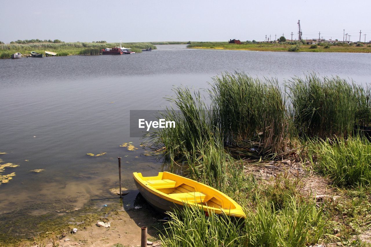 HIGH ANGLE VIEW OF RIVER BY GRASS