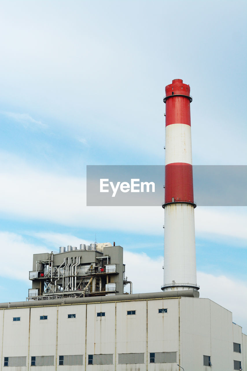 LOW ANGLE VIEW OF LIGHTHOUSE AGAINST SKY AND BUILDING