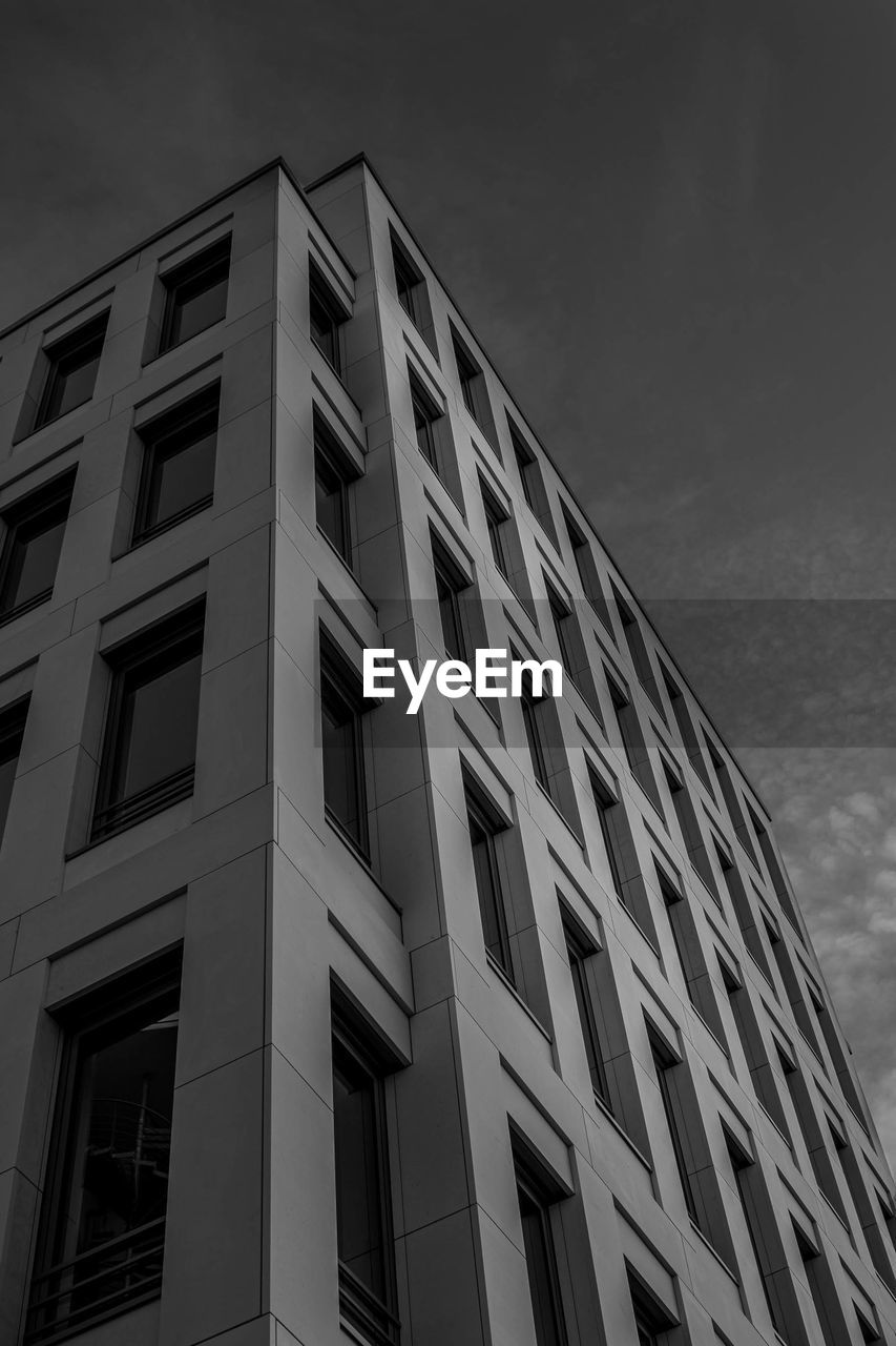 LOW ANGLE VIEW OF APARTMENT BUILDING AGAINST SKY