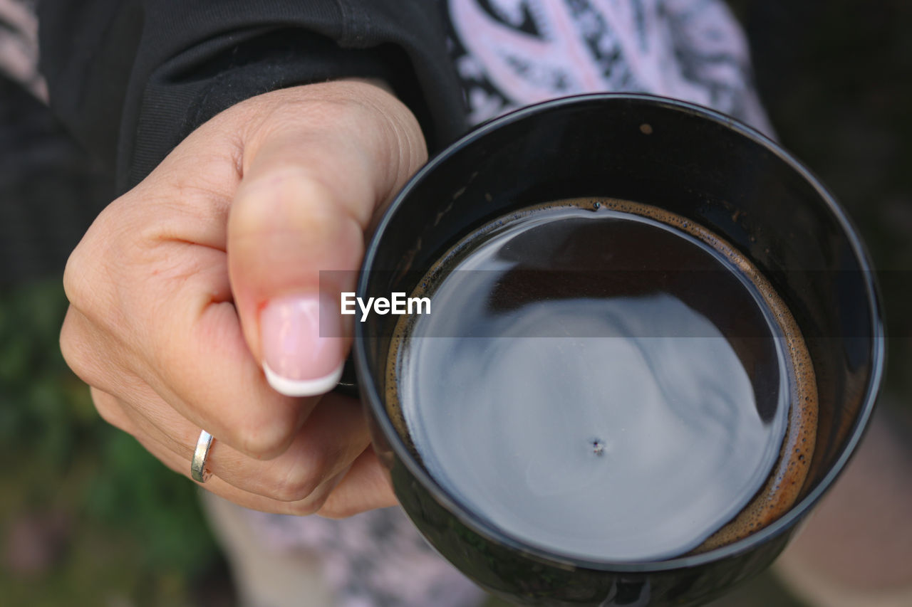 hand, holding, one person, close-up, focus on foreground, adult, food and drink, men, household equipment, day, lifestyles, drink, refreshment, outdoors, nature