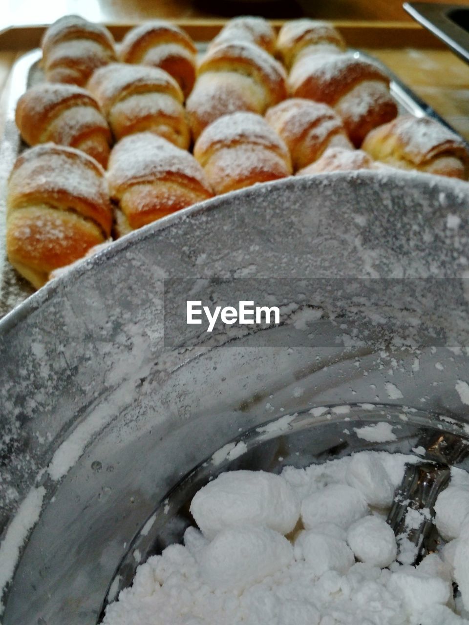 CLOSE-UP OF BREAD IN PLATE