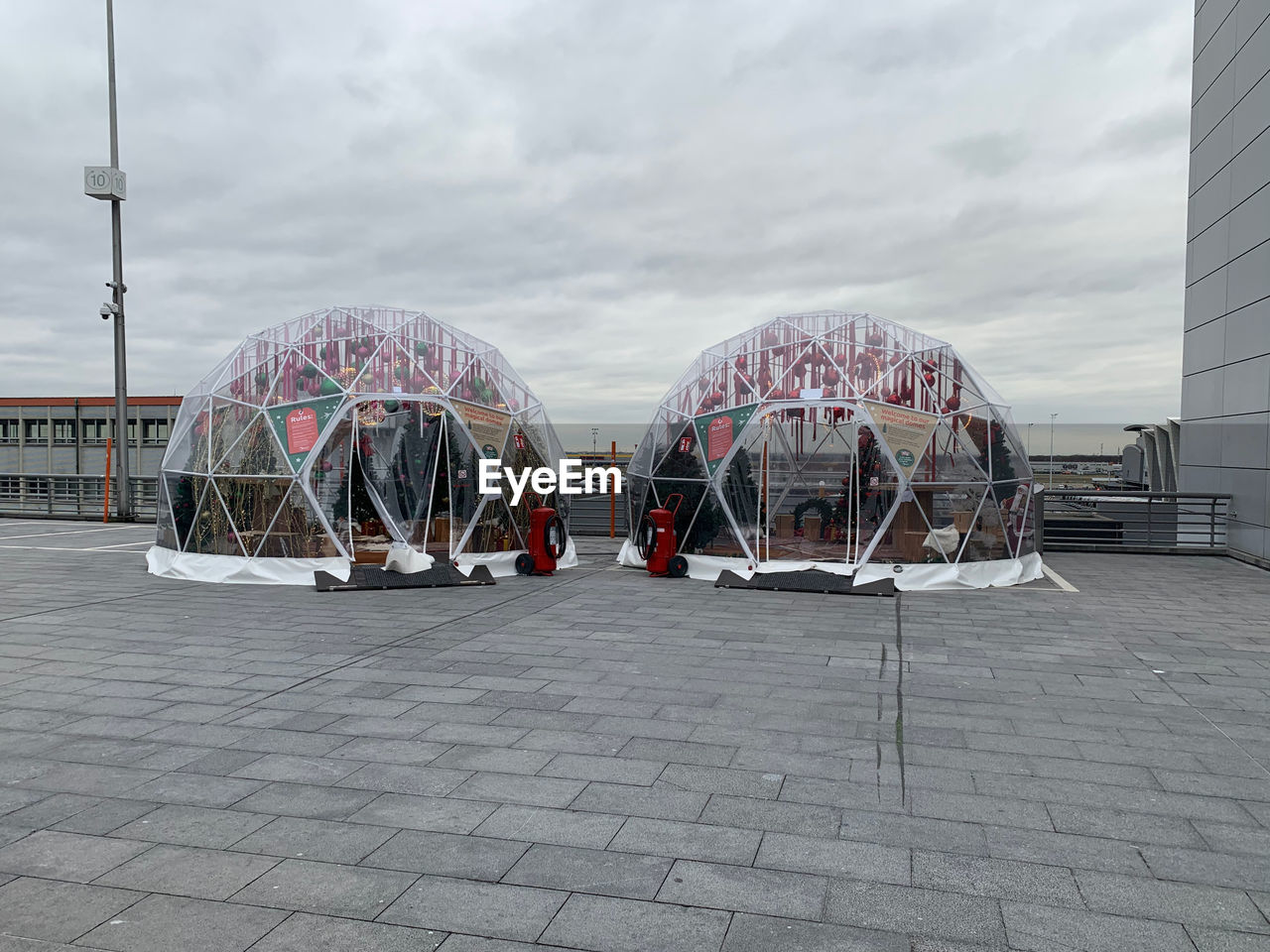 FERRIS WHEEL IN CITY AGAINST SKY