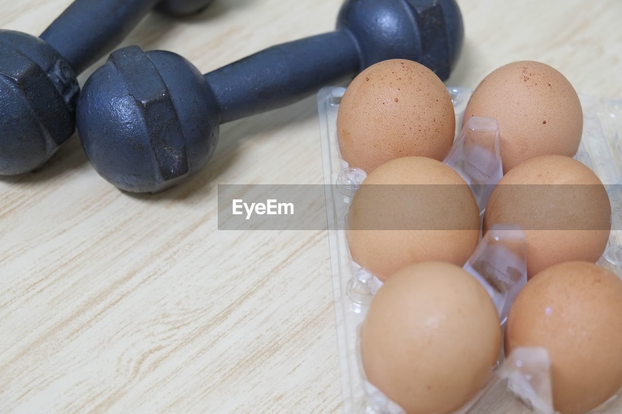 HIGH ANGLE VIEW OF EGGS ON TABLE