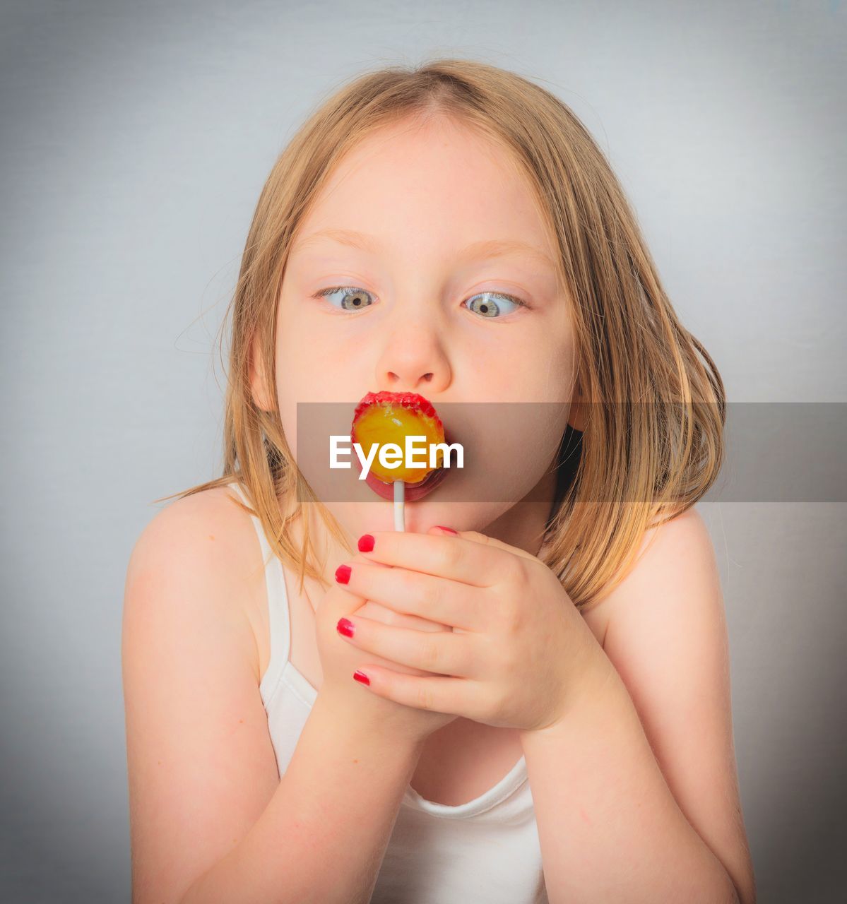 CLOSE-UP PORTRAIT OF A GIRL HOLDING ICE CREAM IN PLATE