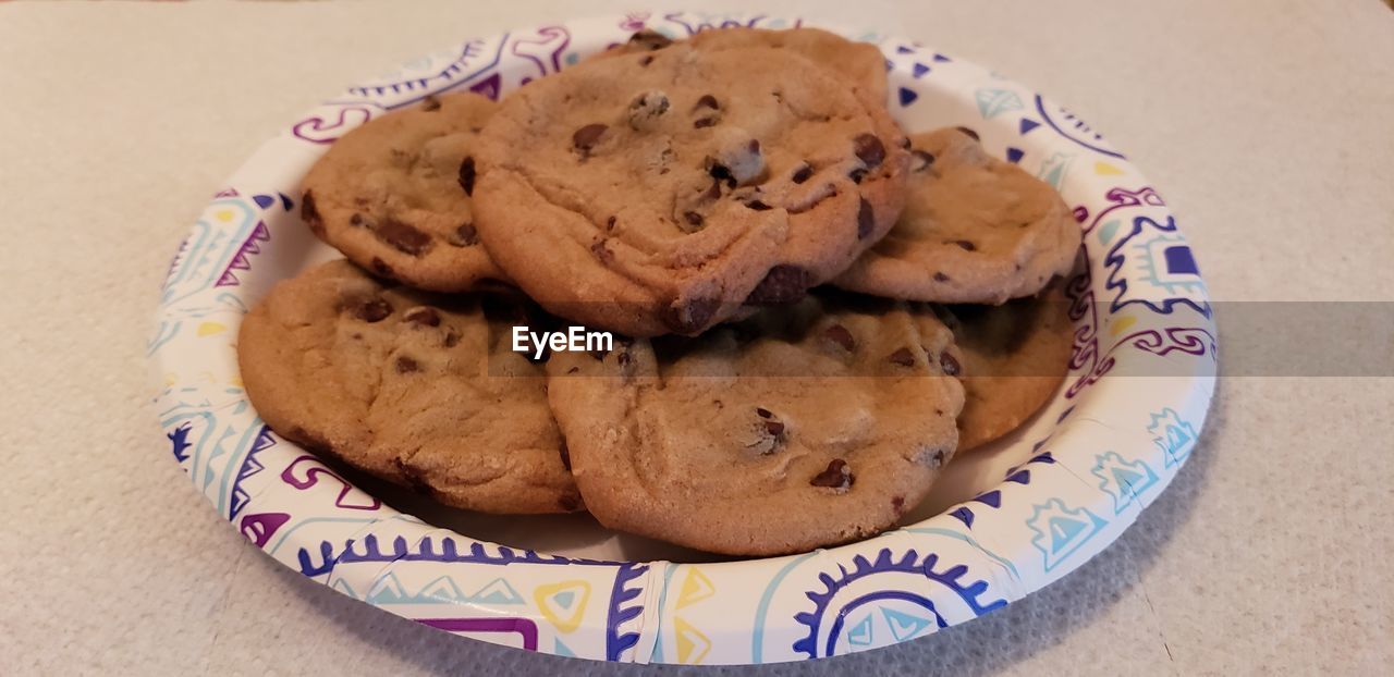 HIGH ANGLE VIEW OF COOKIES ON TABLE