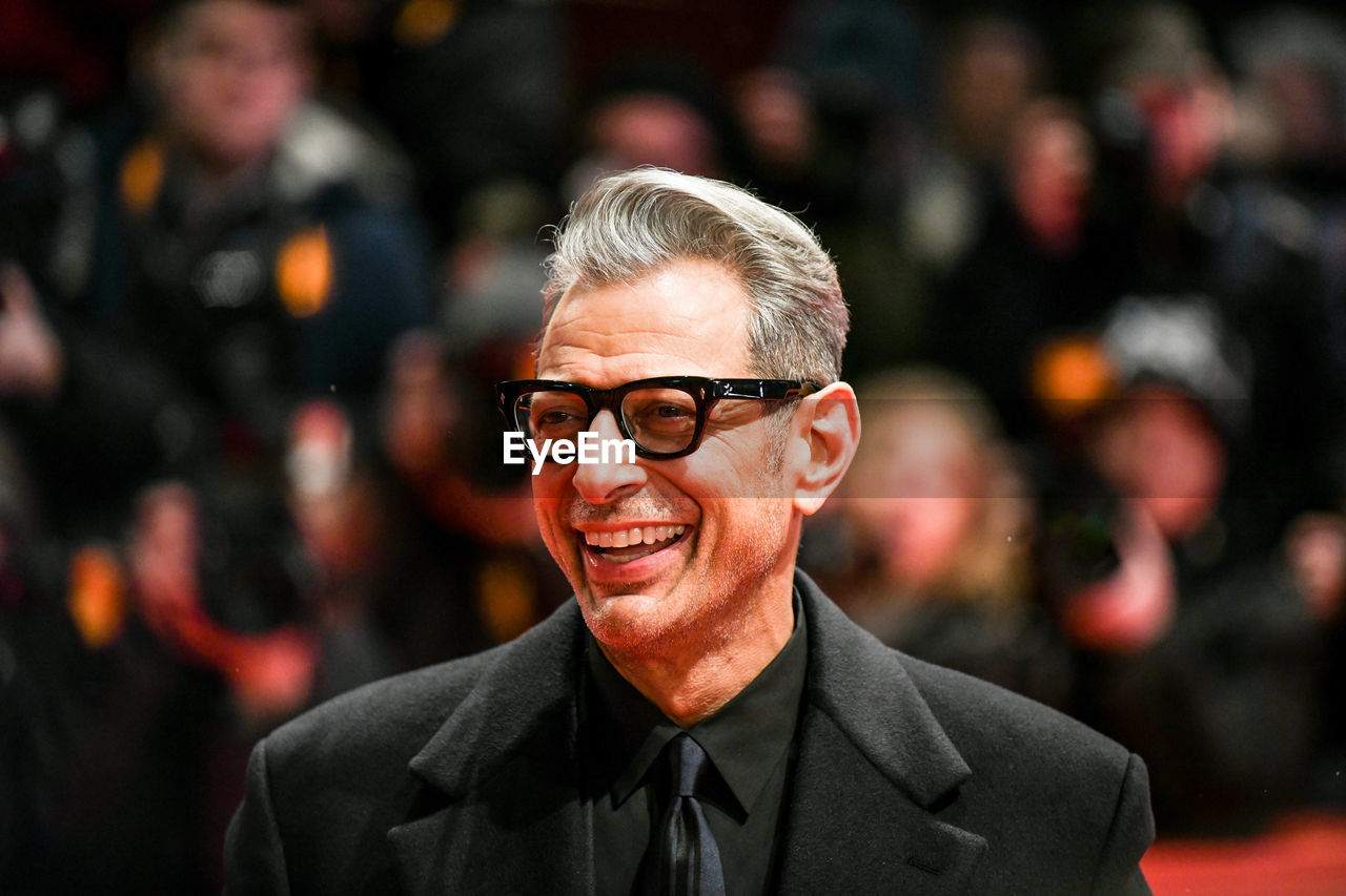 CLOSE-UP PORTRAIT OF SMILING YOUNG MAN WEARING EYEGLASSES