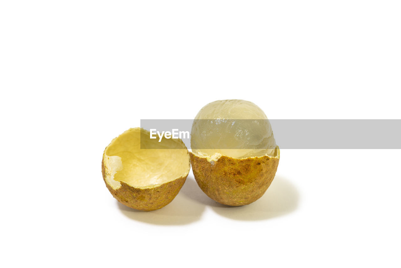 CLOSE-UP OF LEMON SLICE OVER WHITE BACKGROUND