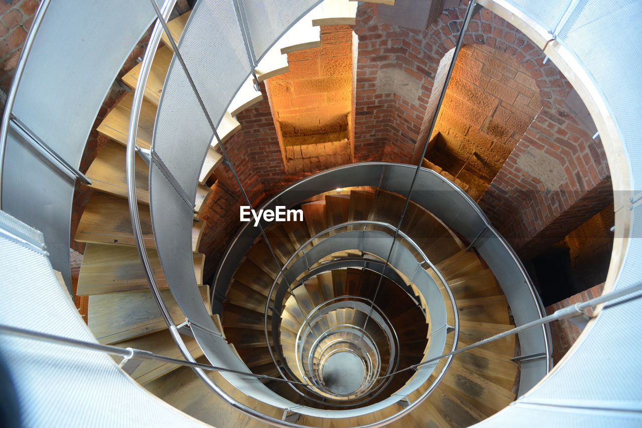 HIGH ANGLE VIEW OF STAIRCASE IN BUILDING