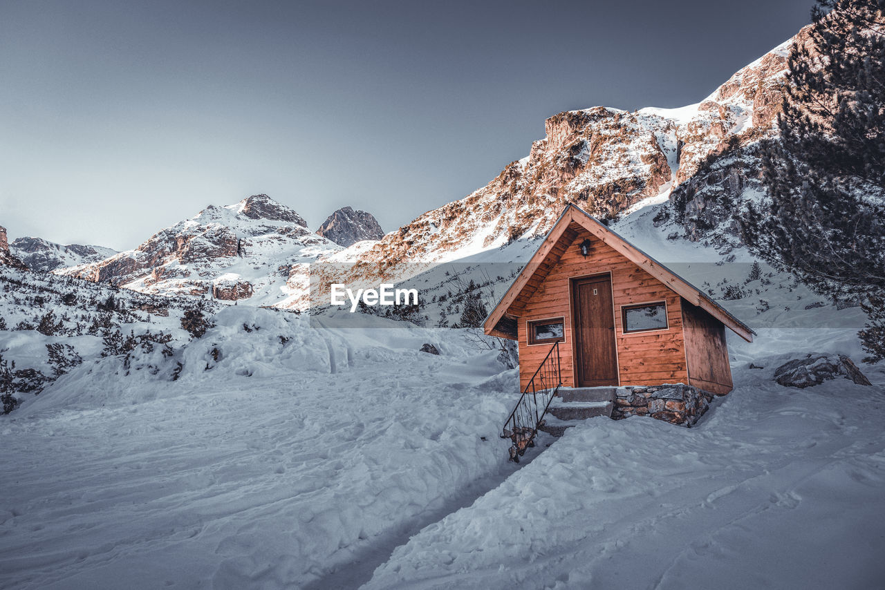 SCENIC VIEW OF SNOW COVERED MOUNTAINS AGAINST SKY