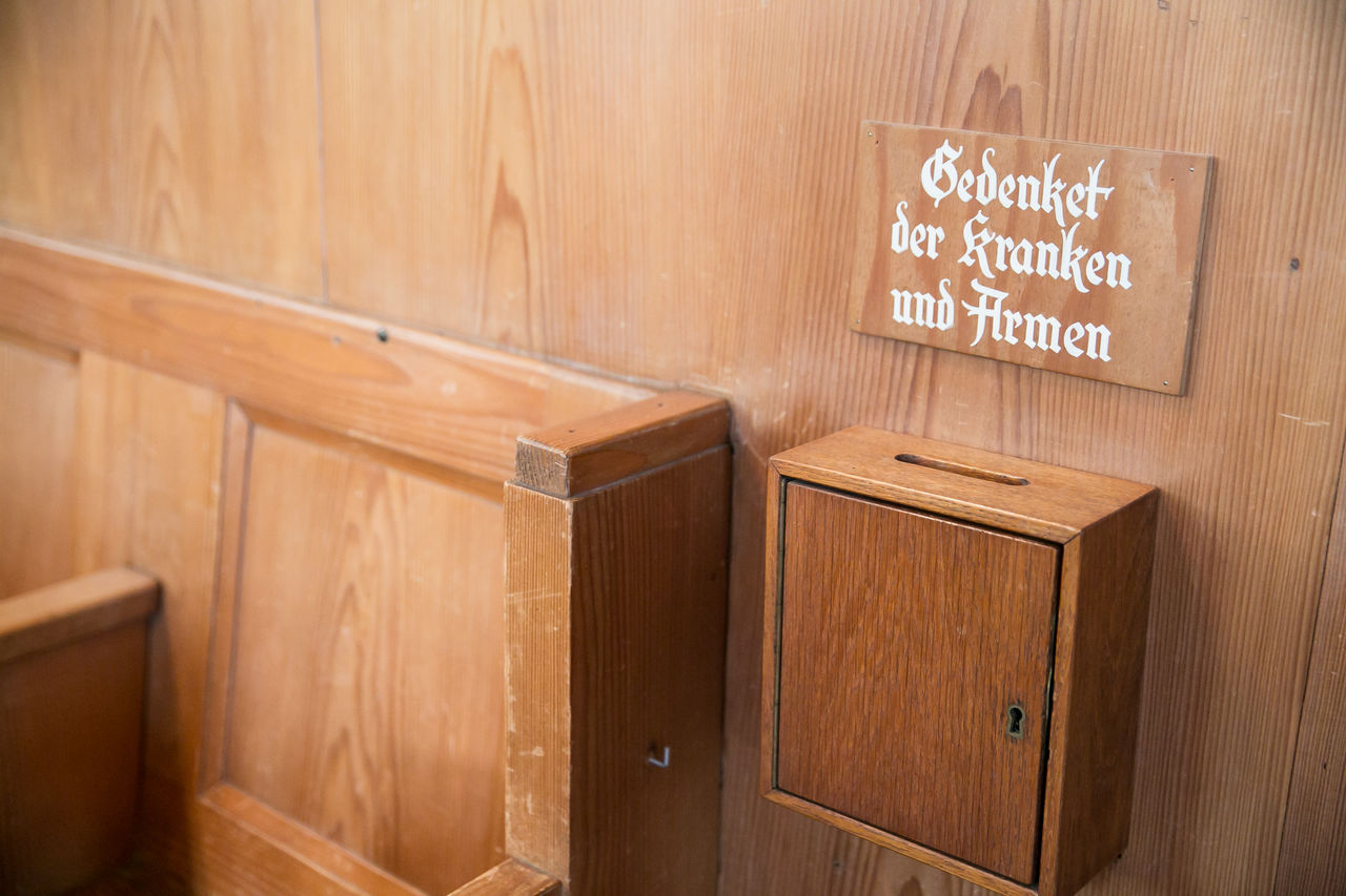 CLOSE-UP OF SIGN ON WOODEN WALL