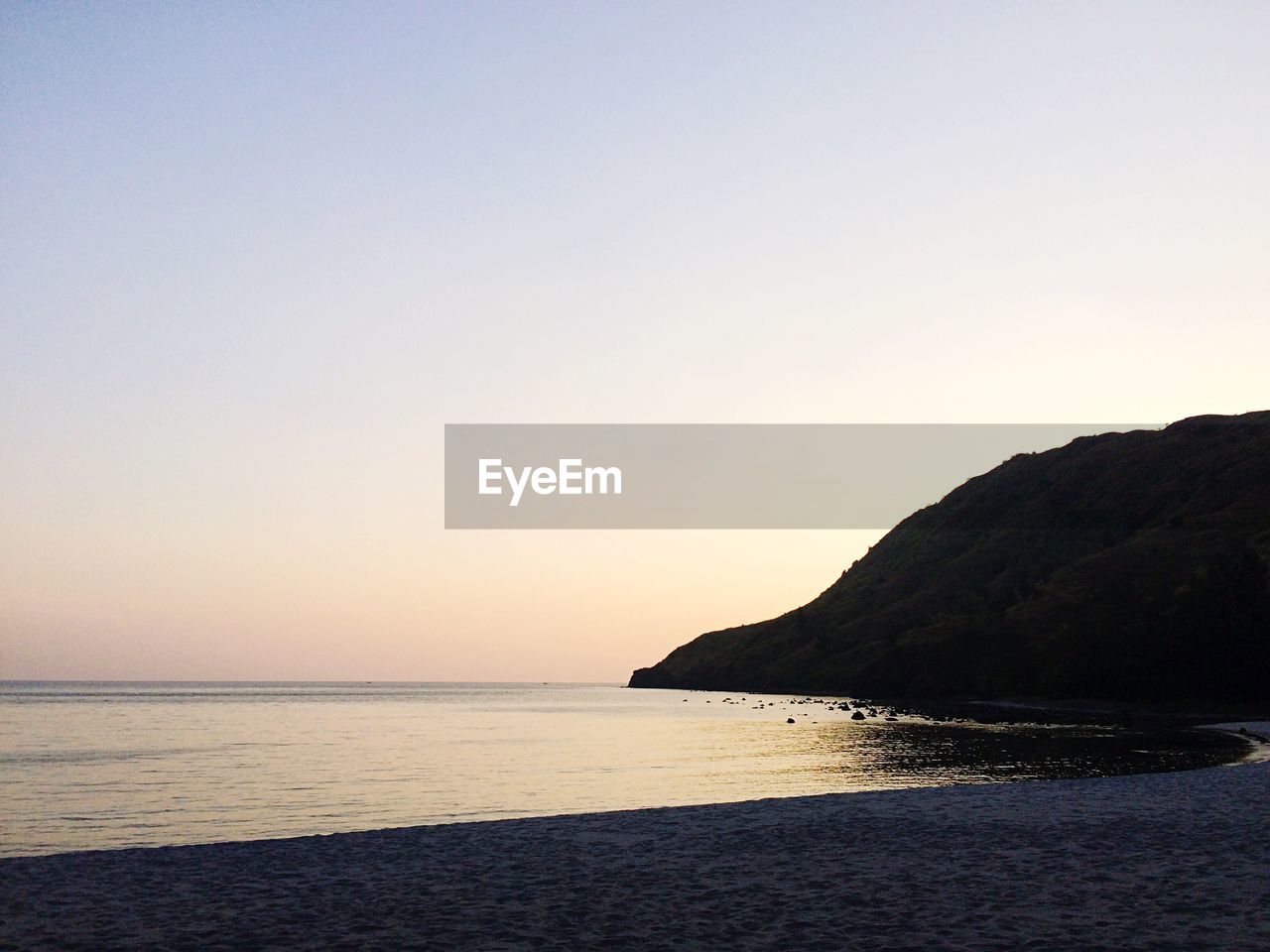 SCENIC VIEW OF SEA AGAINST SKY AT SUNSET