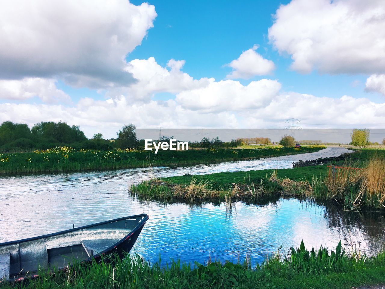 SCENIC VIEW OF LAKE WITH REFLECTION AGAINST SKY