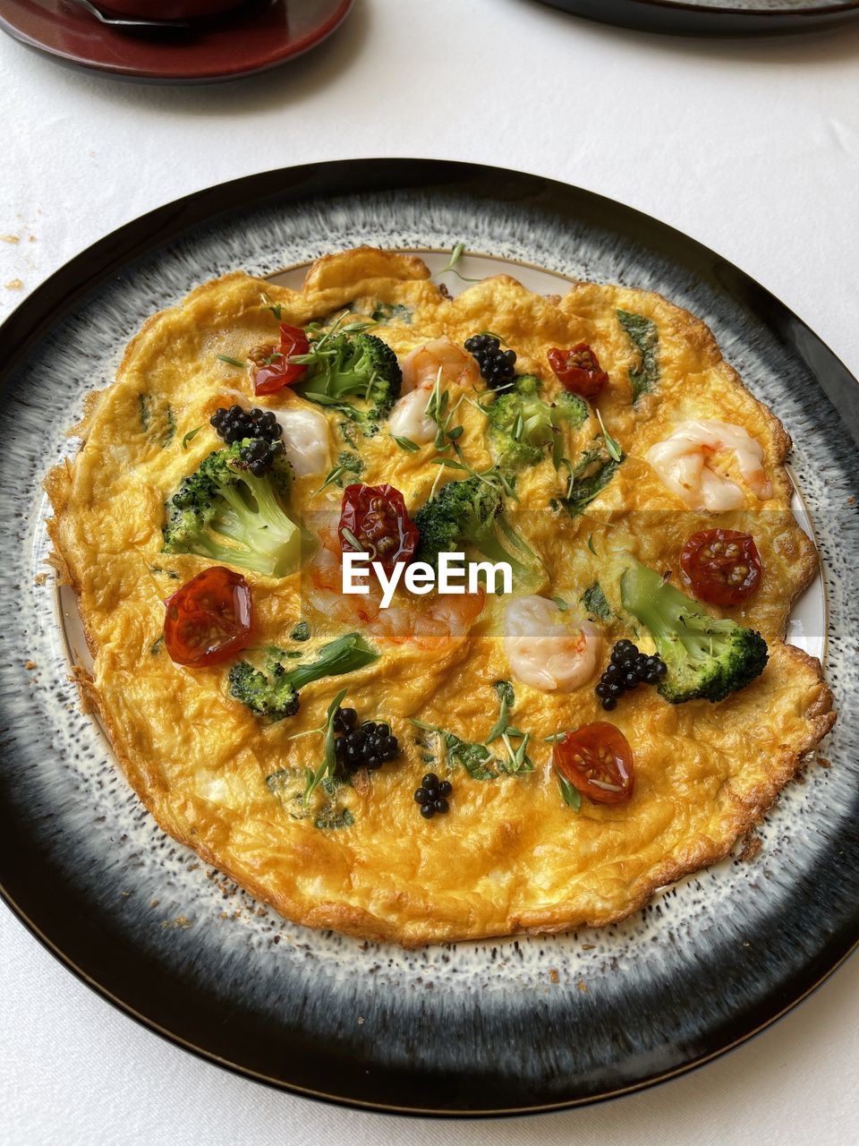 HIGH ANGLE VIEW OF PIZZA IN PLATE