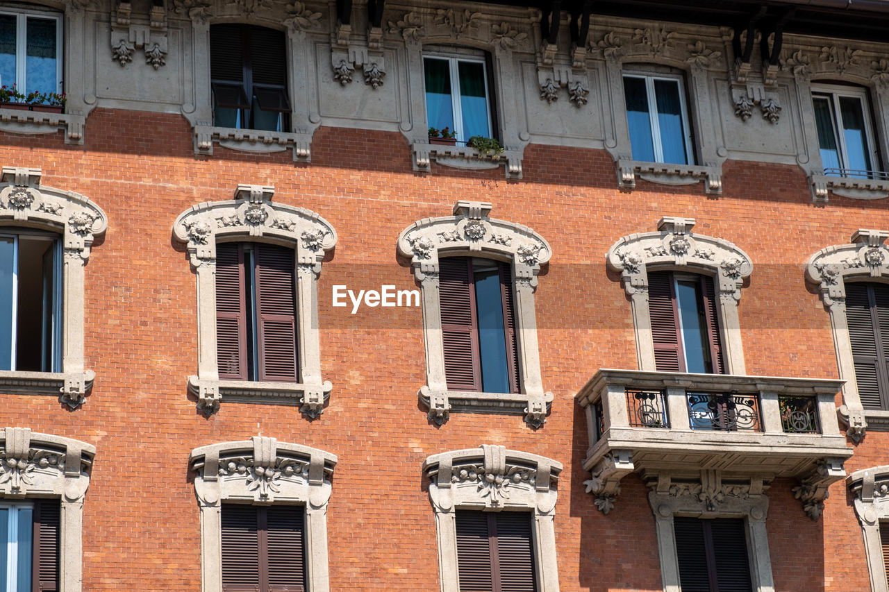 architecture, building exterior, window, built structure, building, urban area, no people, facade, downtown, neighbourhood, house, day, city, residential district, low angle view, town, side by side, full frame, balcony, brick, outdoors, sunlight, in a row, nature, landmark