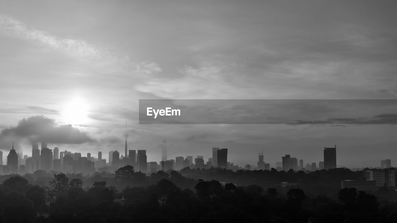 VIEW OF BUILDINGS AGAINST CLOUDY SKY