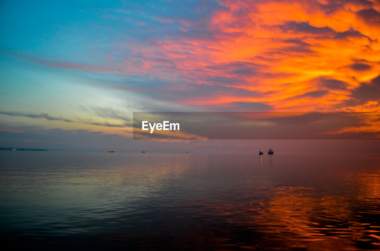 SCENIC VIEW OF SEA AGAINST SUNSET SKY