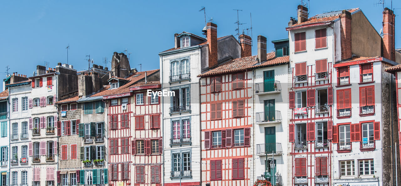 LOW ANGLE VIEW OF BUILDINGS AGAINST SKY IN CITY