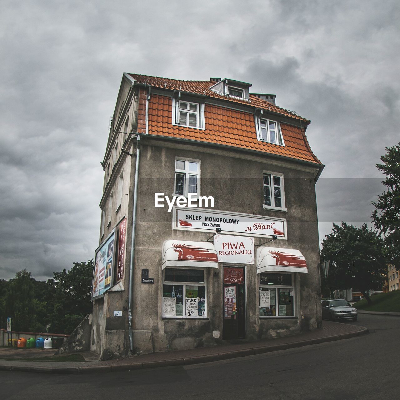 VIEW OF BUILDING IN CITY AGAINST SKY