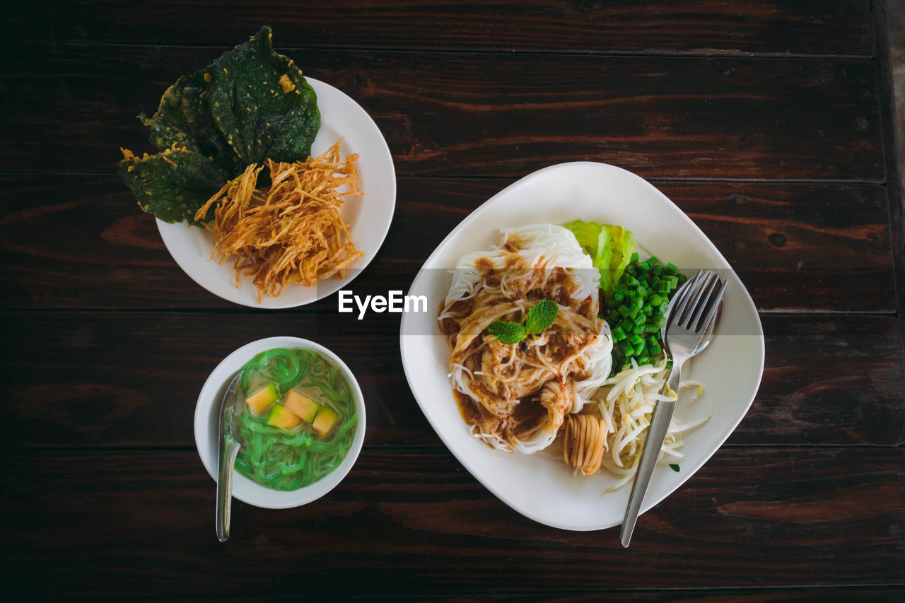 HIGH ANGLE VIEW OF MEAL SERVED IN BOWL