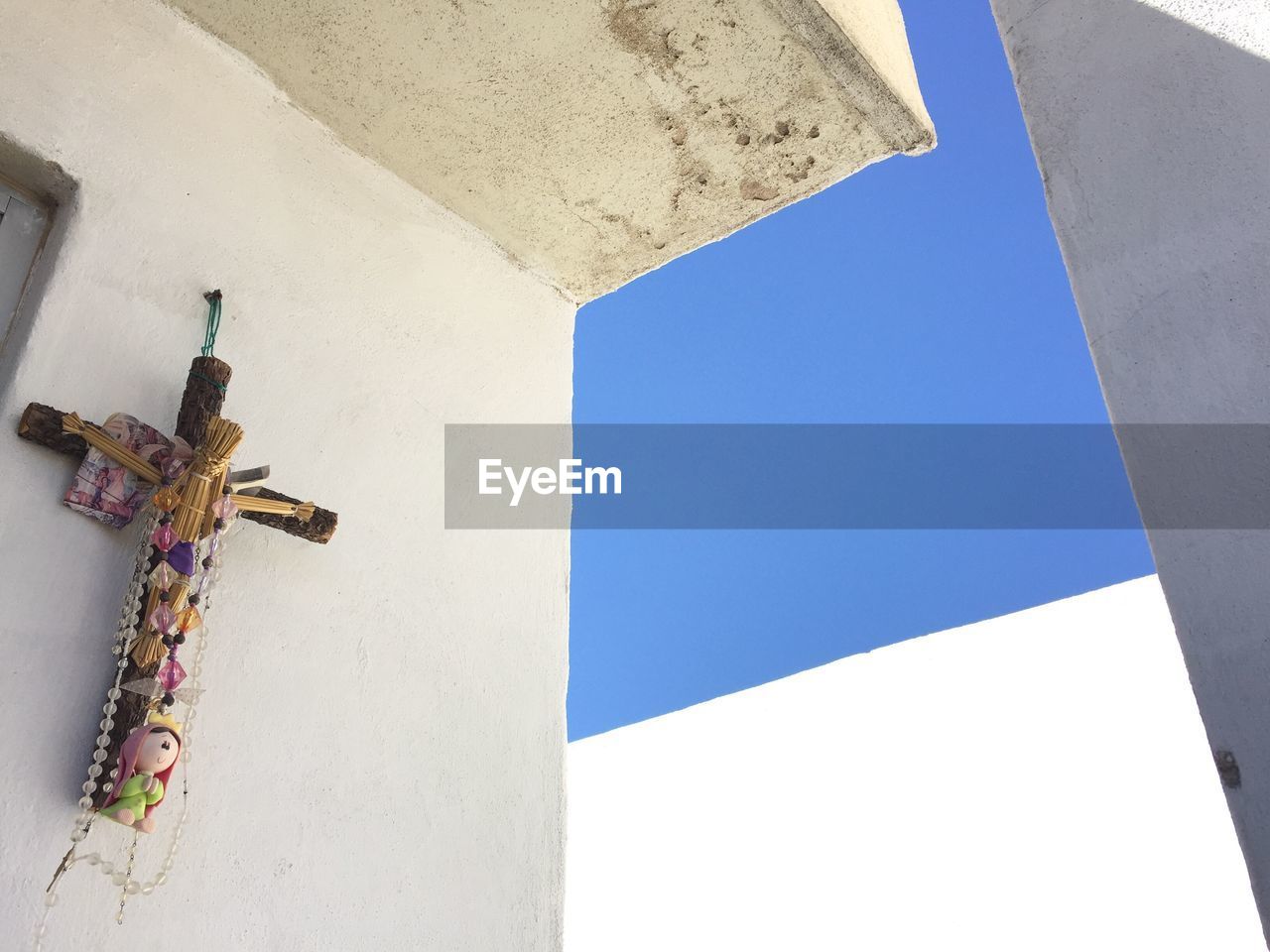 LOW ANGLE VIEW OF BUILT STRUCTURE AGAINST BLUE SKY