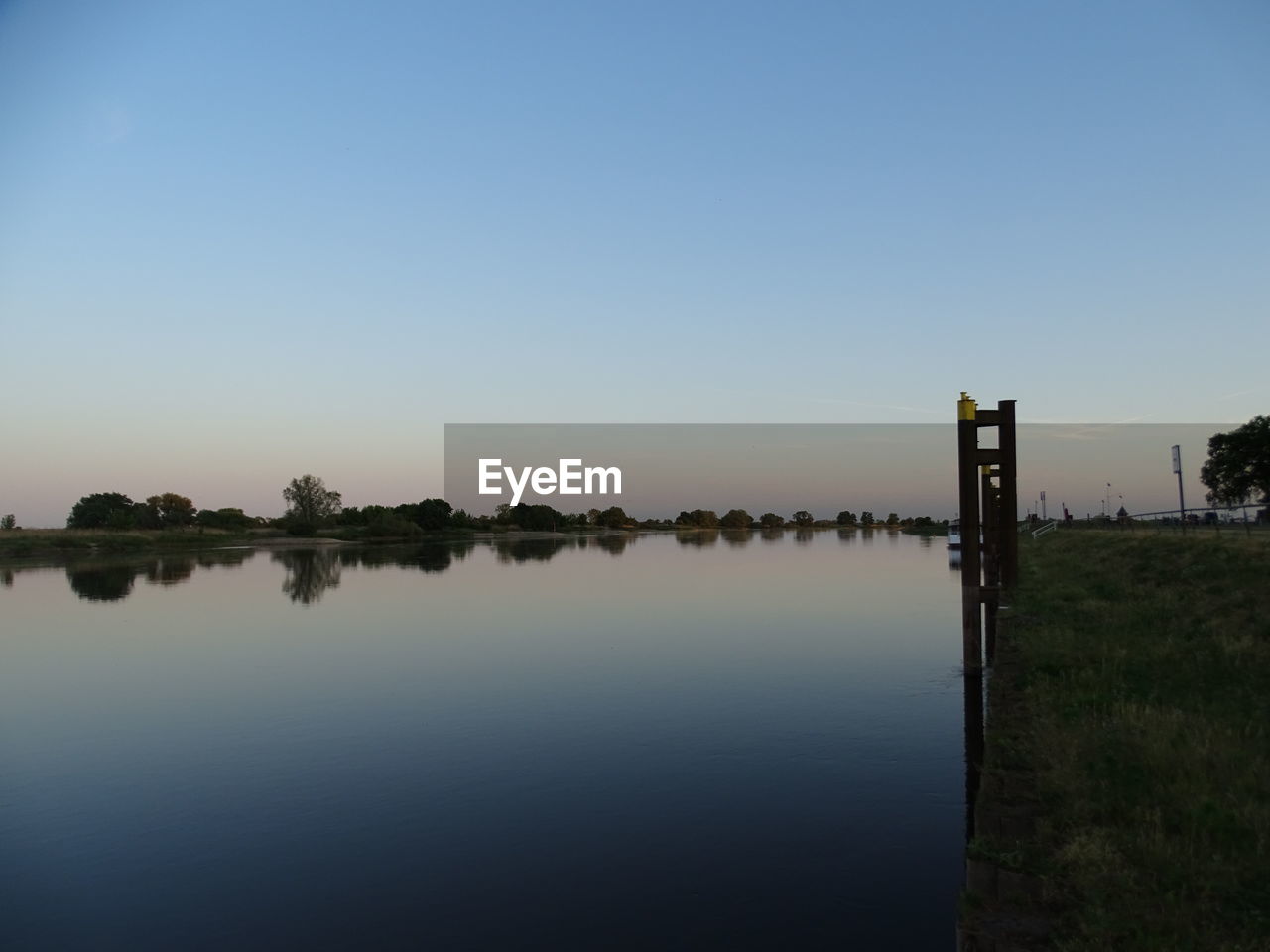 SCENIC VIEW OF LAKE AGAINST CLEAR BLUE SKY