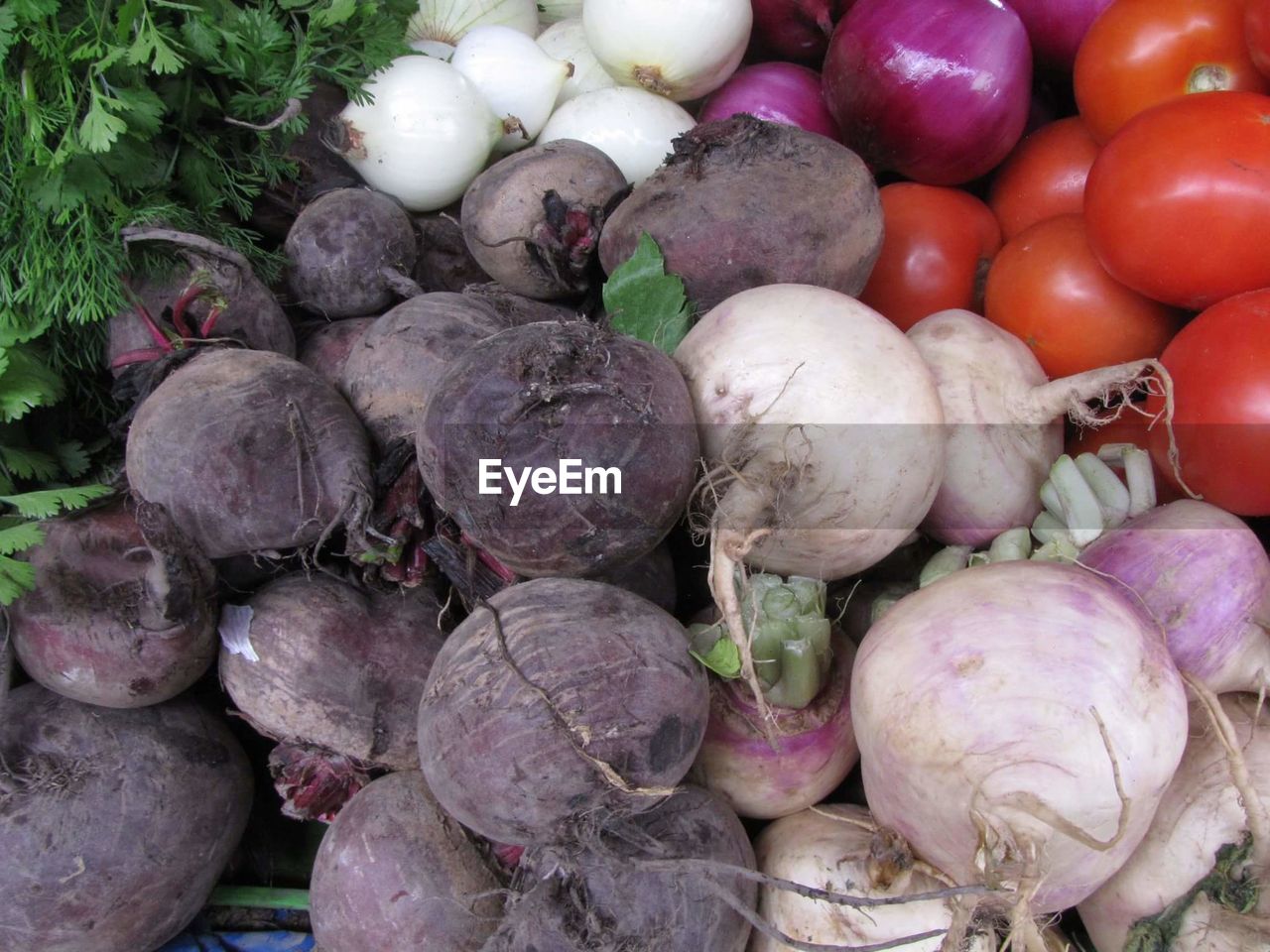 HIGH ANGLE VIEW OF VEGETABLES AT MARKET