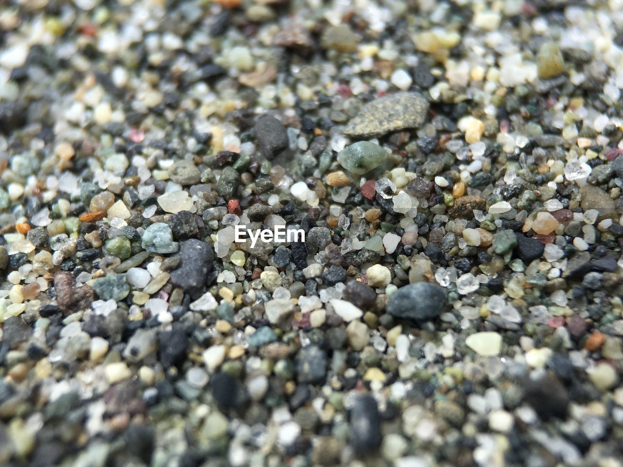 FULL FRAME SHOT OF PEBBLES ON GROUND