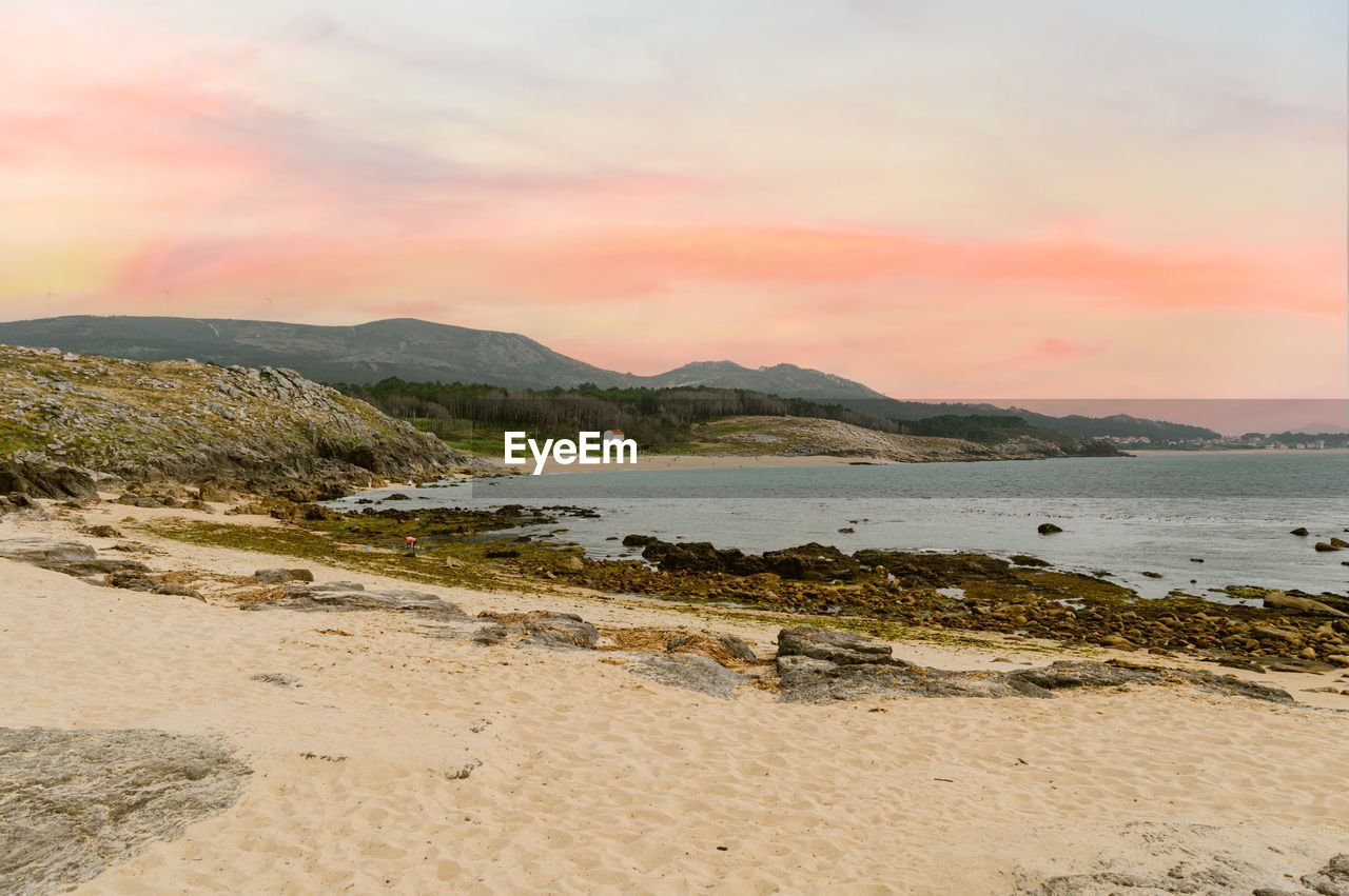 SCENIC VIEW OF SEA AGAINST SKY AT SUNSET