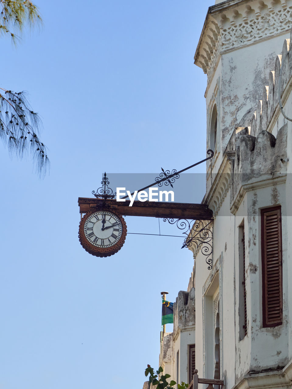 LOW ANGLE VIEW OF CLOCK TOWER AGAINST CLEAR BLUE SKY