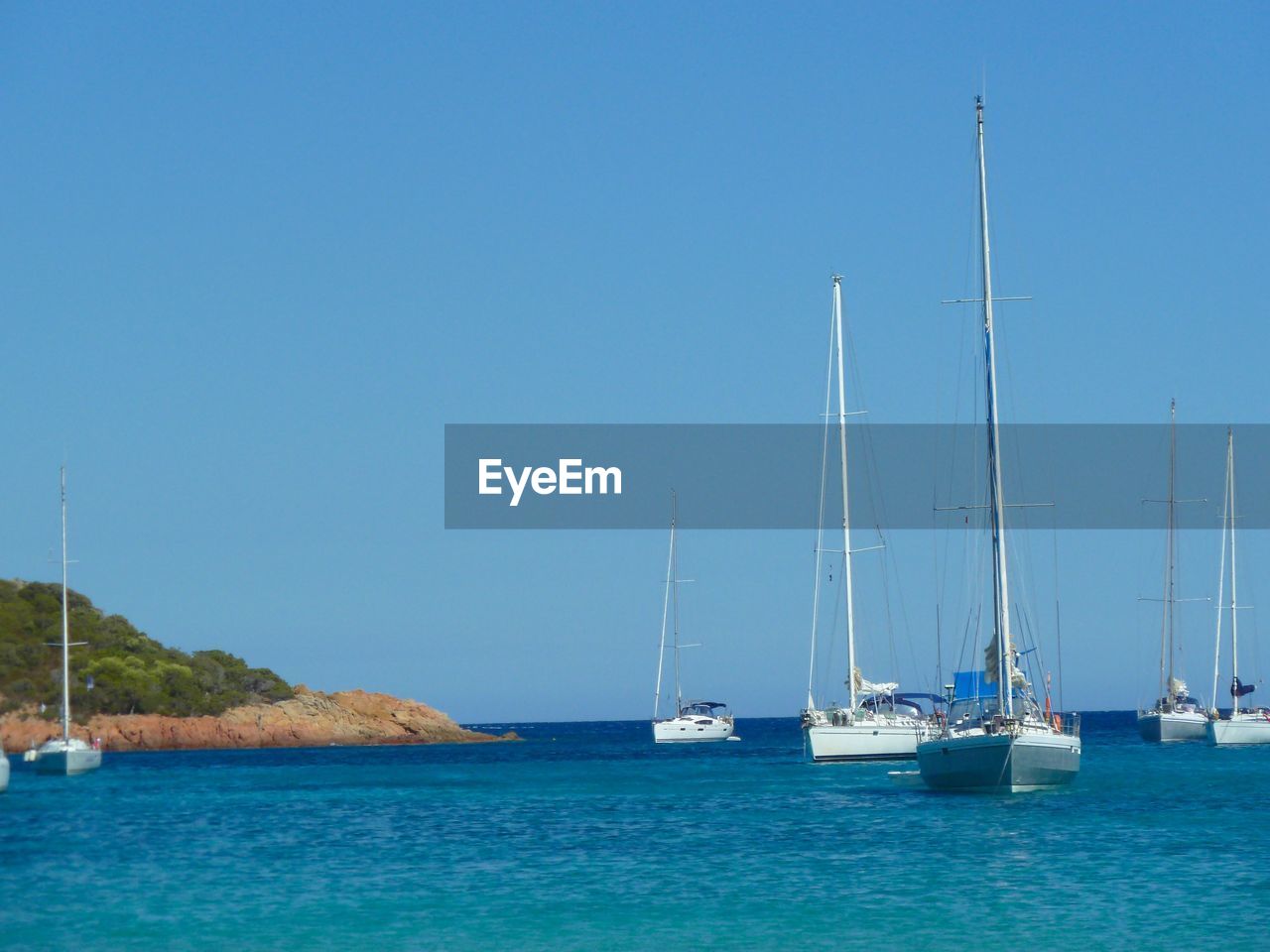 SAILBOAT SAILING ON SEA AGAINST CLEAR BLUE SKY