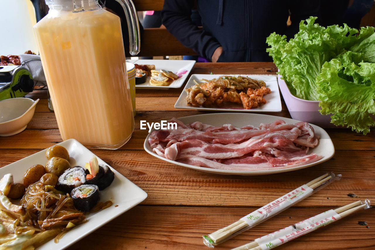 CLOSE-UP OF FOOD IN PLATE