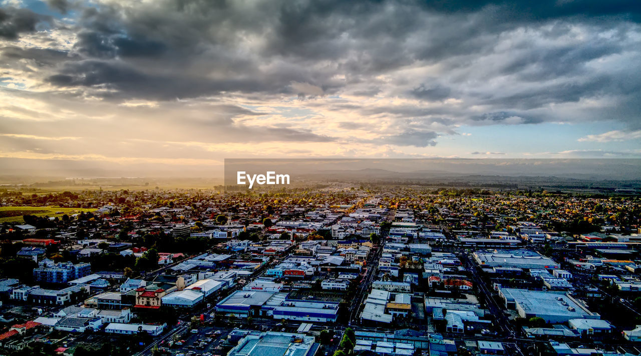 HIGH ANGLE VIEW OF BUILDINGS AGAINST SKY