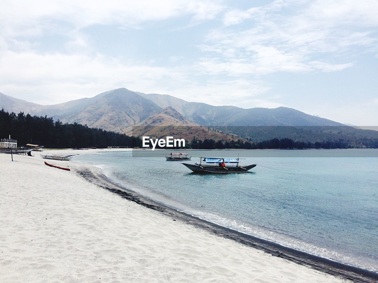 SCENIC VIEW OF SEA AGAINST MOUNTAINS