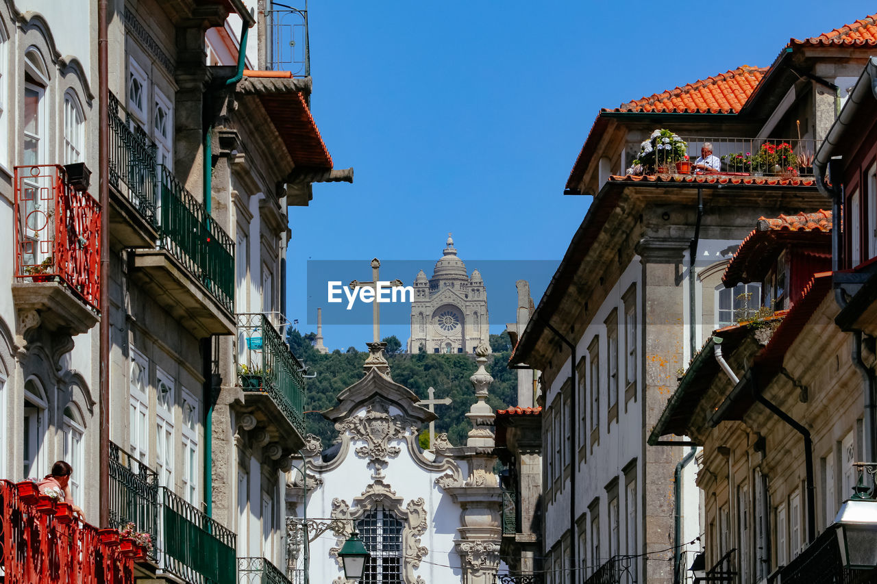 LOW ANGLE VIEW OF BUILDINGS AGAINST SKY IN CITY