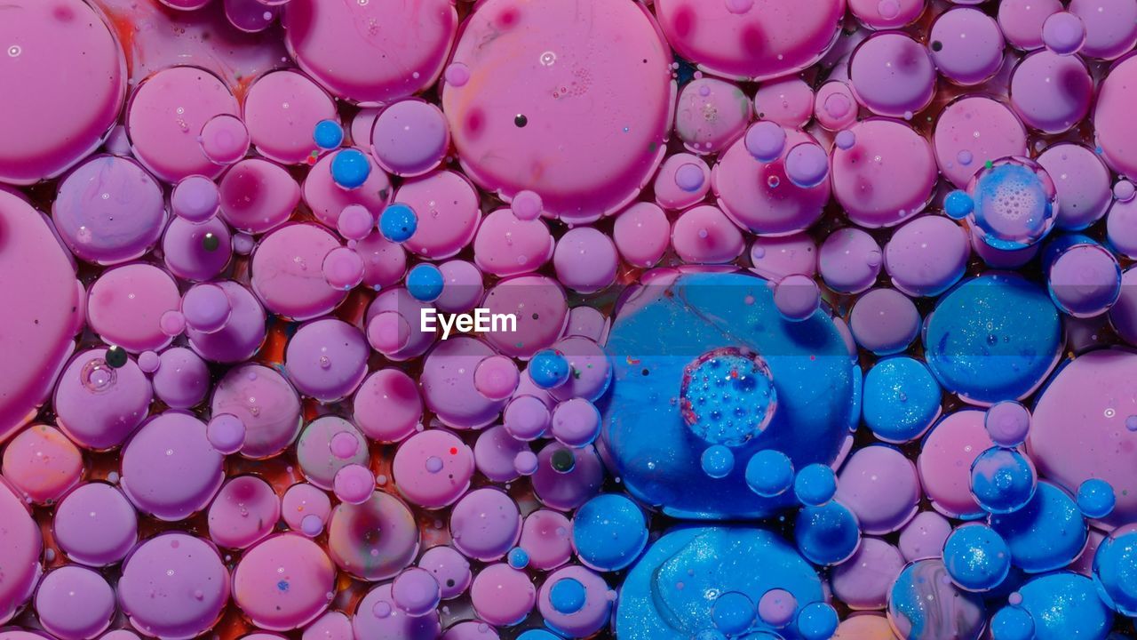 FULL FRAME SHOT OF COLORFUL BUBBLES
