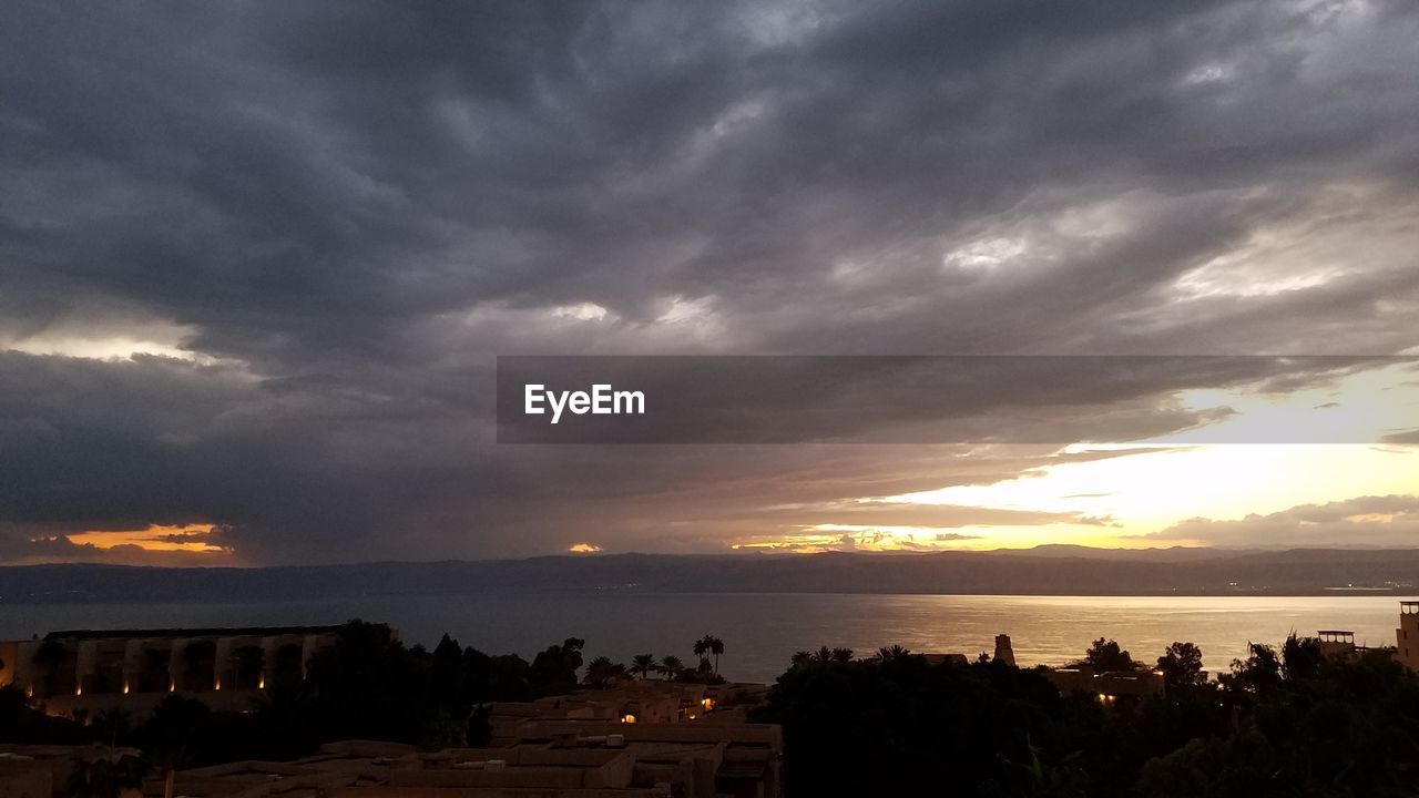 SCENIC VIEW OF DRAMATIC SKY OVER SEA