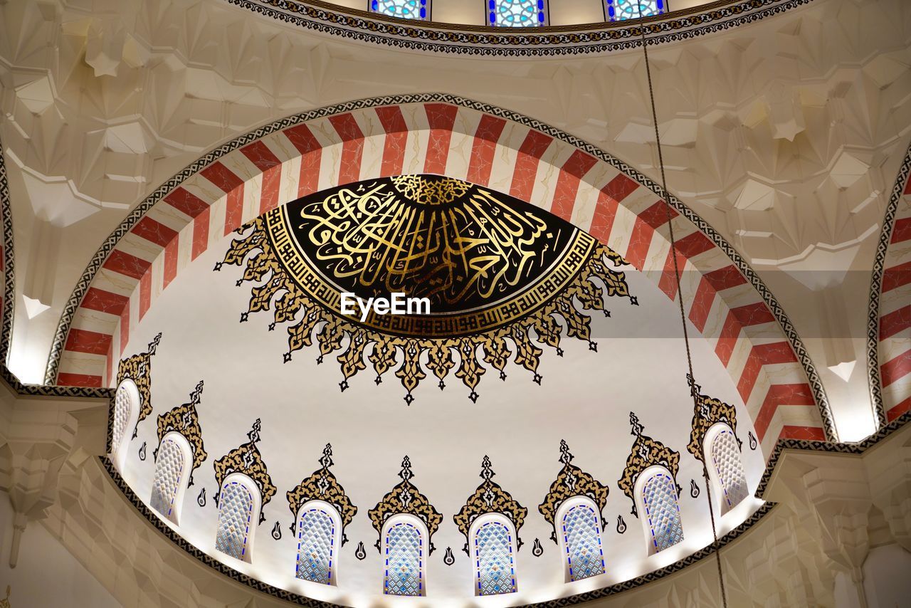 LOW ANGLE VIEW OF ORNATE CEILING OF BUILDING