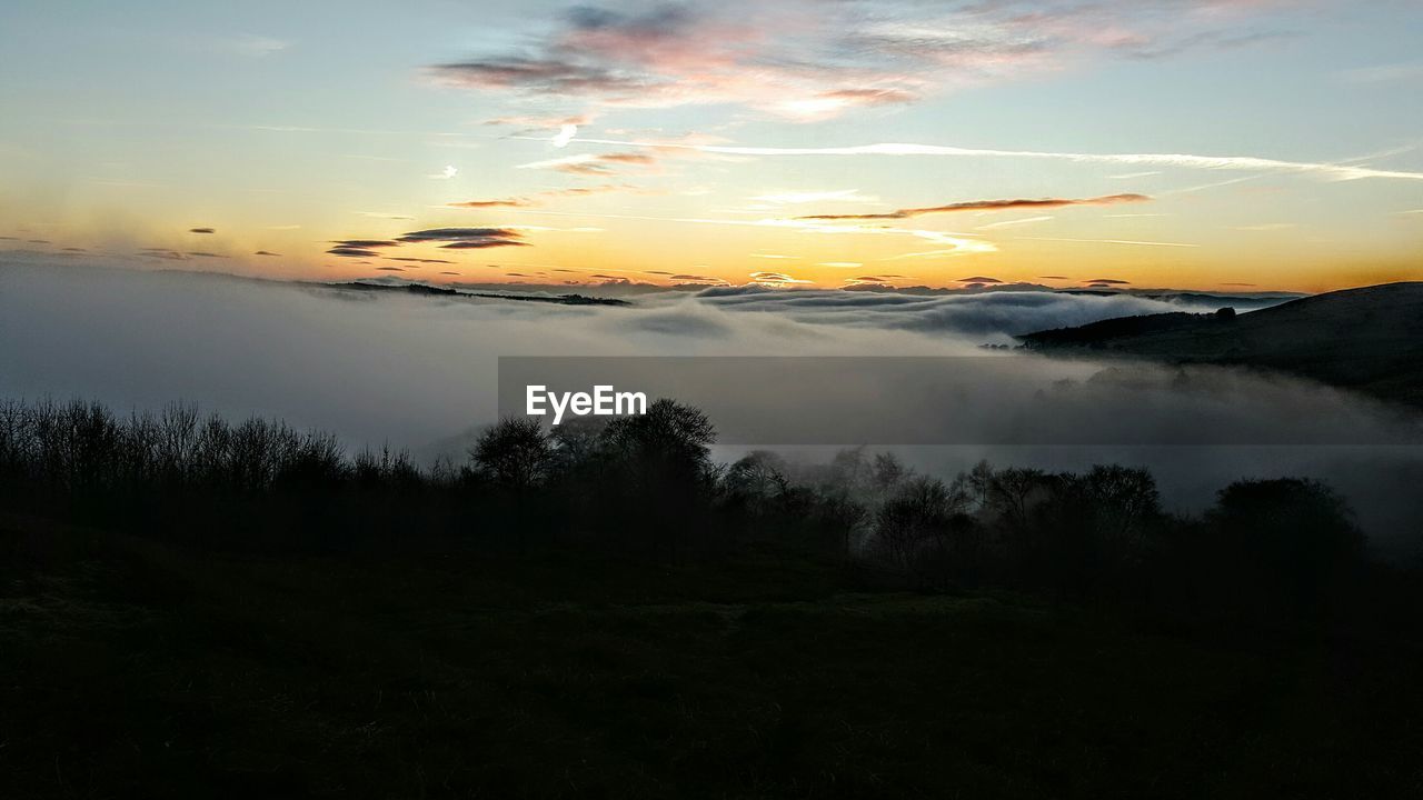 SCENIC VIEW OF LAKE AGAINST CLOUDY SKY