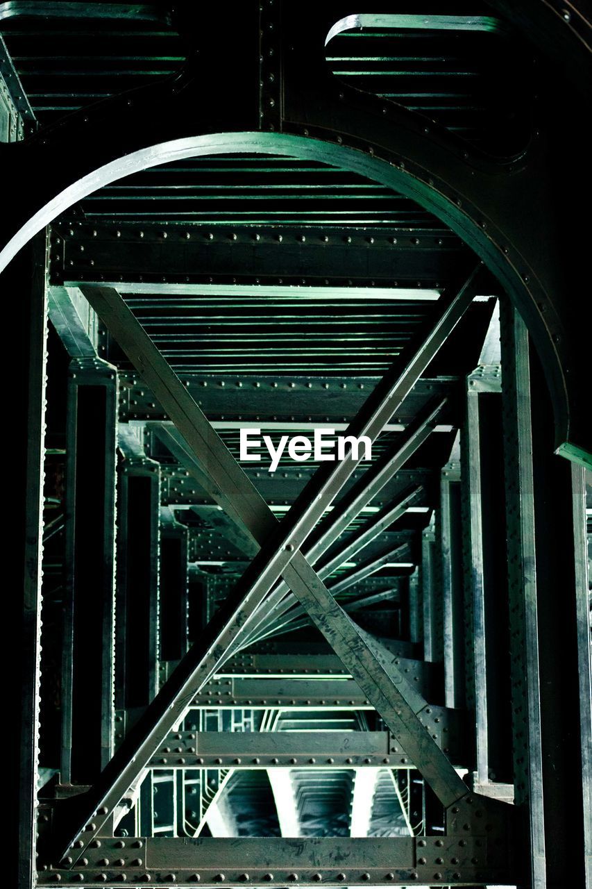 Architectural feature of metallic bridge