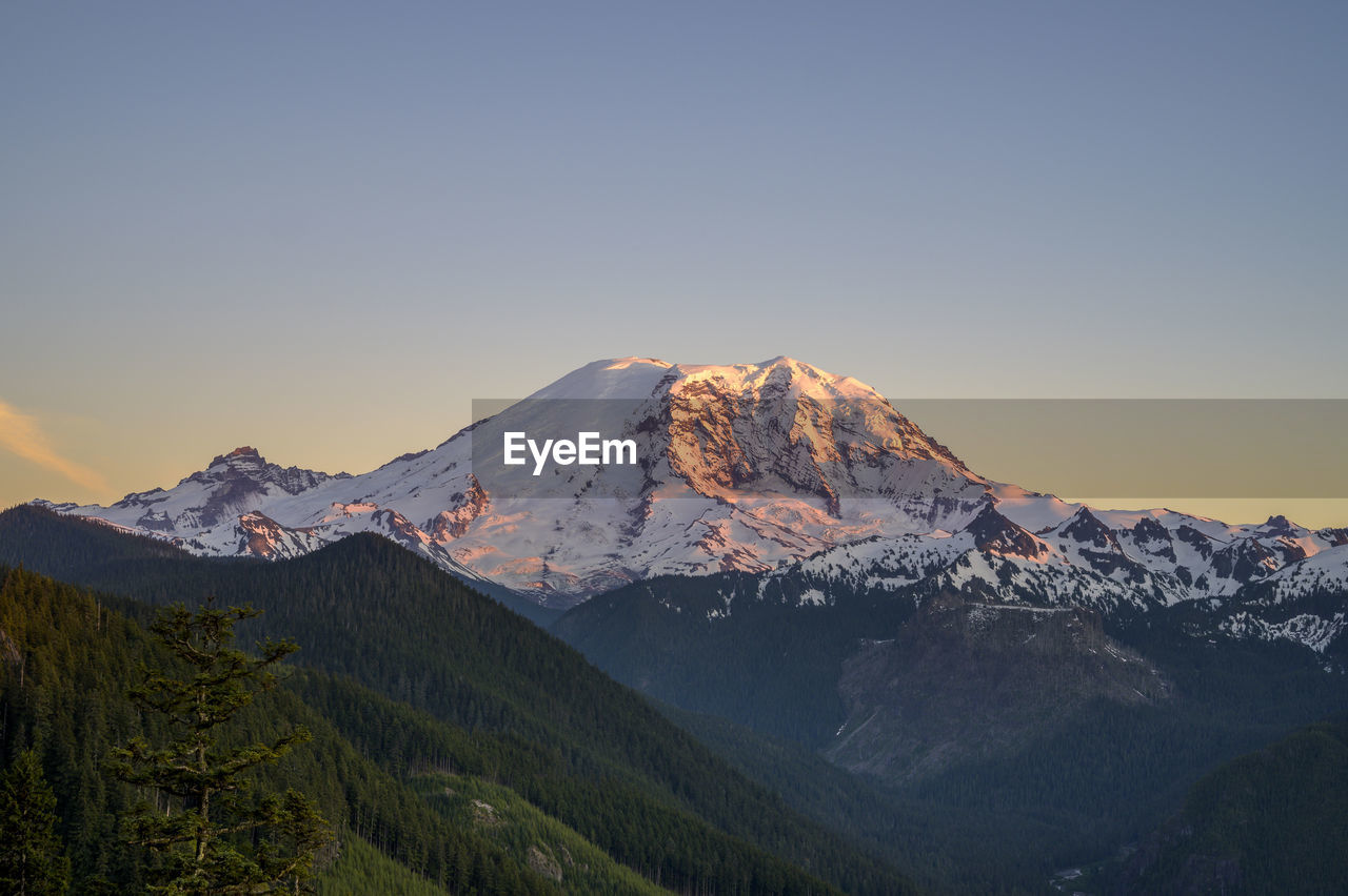 Mount rainier at sunset with alpenglow