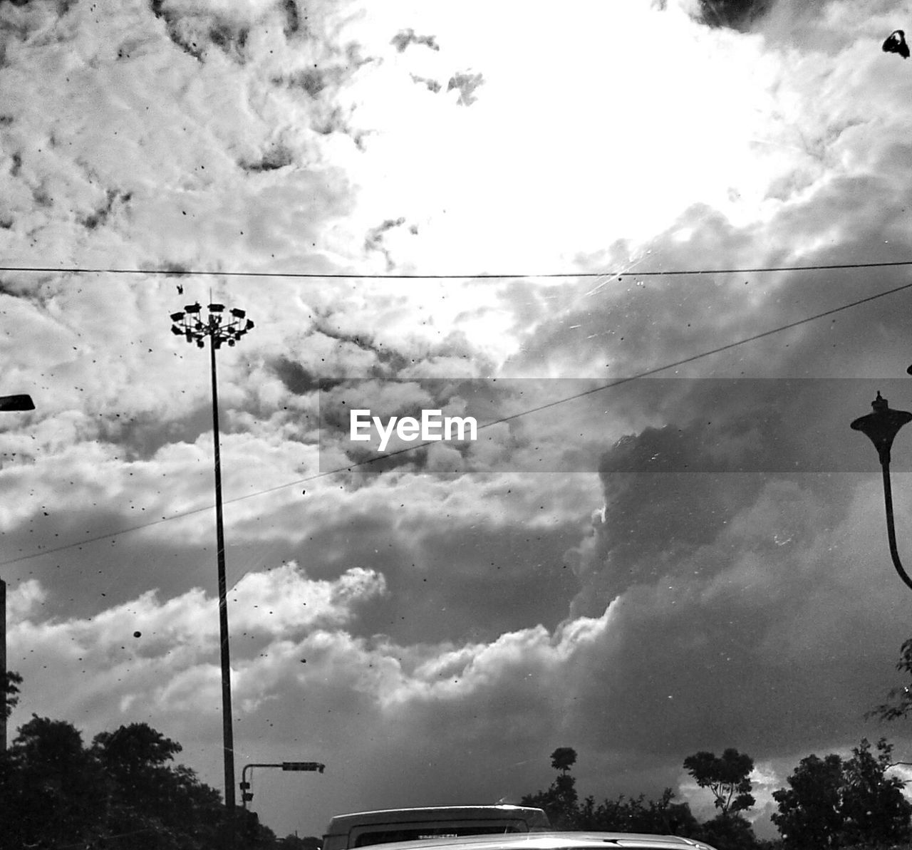 LOW ANGLE VIEW OF STREET LIGHT AGAINST CLOUDY SKY